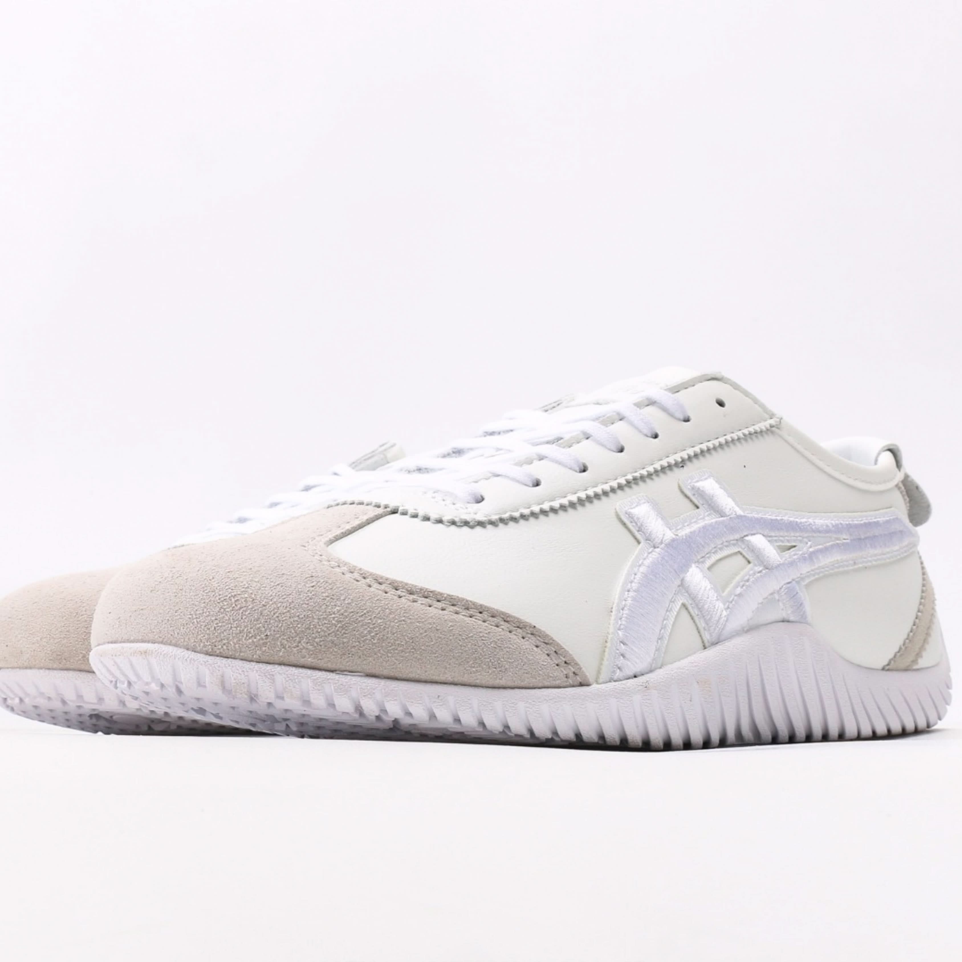 Onitsuka Tiger Unisex Low-Top Metal Accent